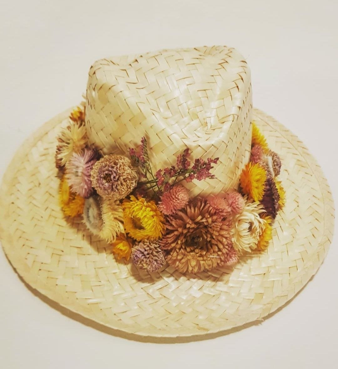 Barret de palla decorat amb flors seques de colors — Lovely Hüs