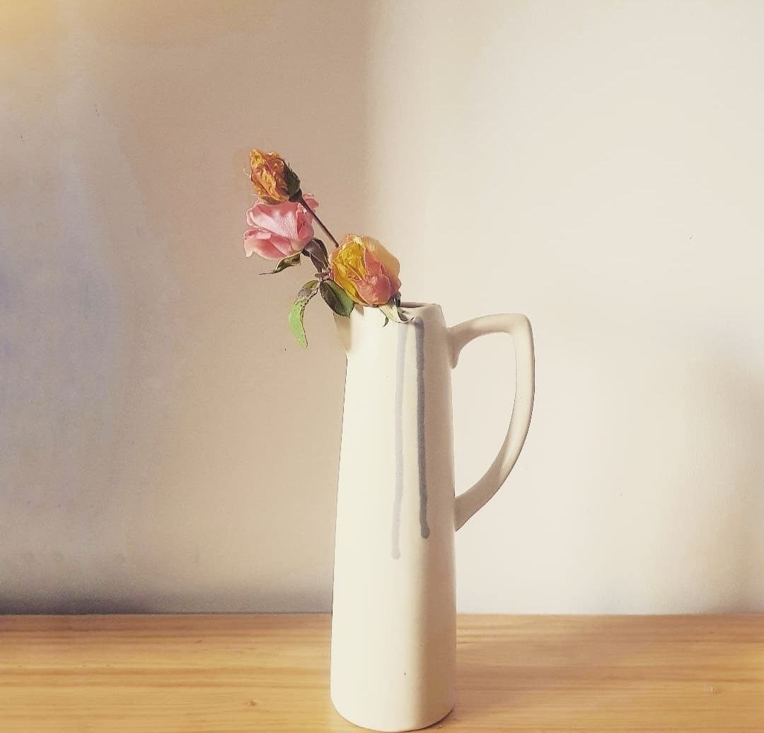 Gerro de ceràmica blanc alt amb roses seques — Lovely Hüs