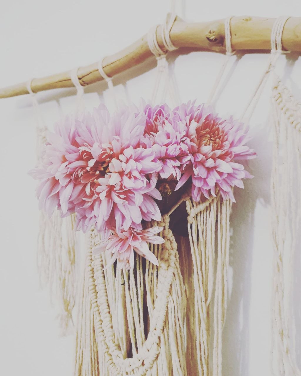 Macramé de paret amb dàlies rosades — Lovely Hüs